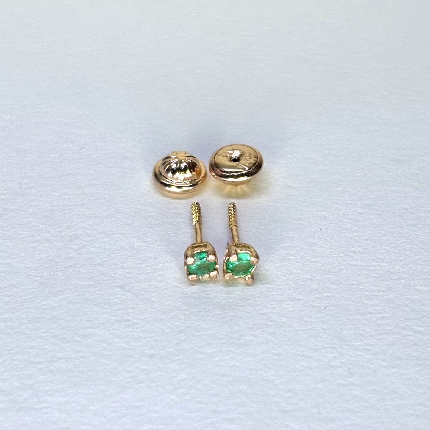 Aretes de oro de 18K con esmeraldas naturales