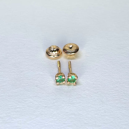 Aretes de oro de 18K con esmeraldas naturales