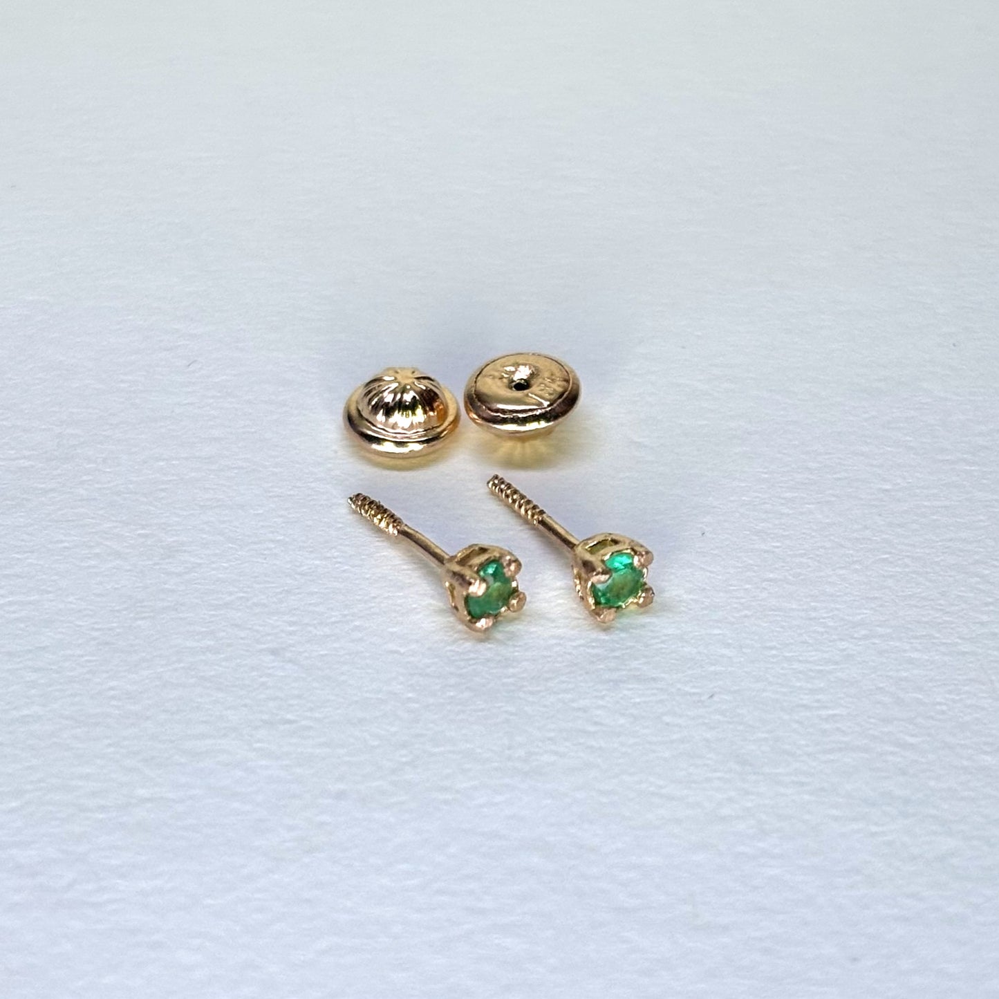 Aretes de oro de 18K con esmeraldas naturales