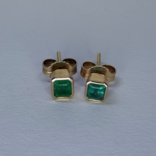 Aretes cuadrados de oro de 18k con esmeraldas naturales colombianas