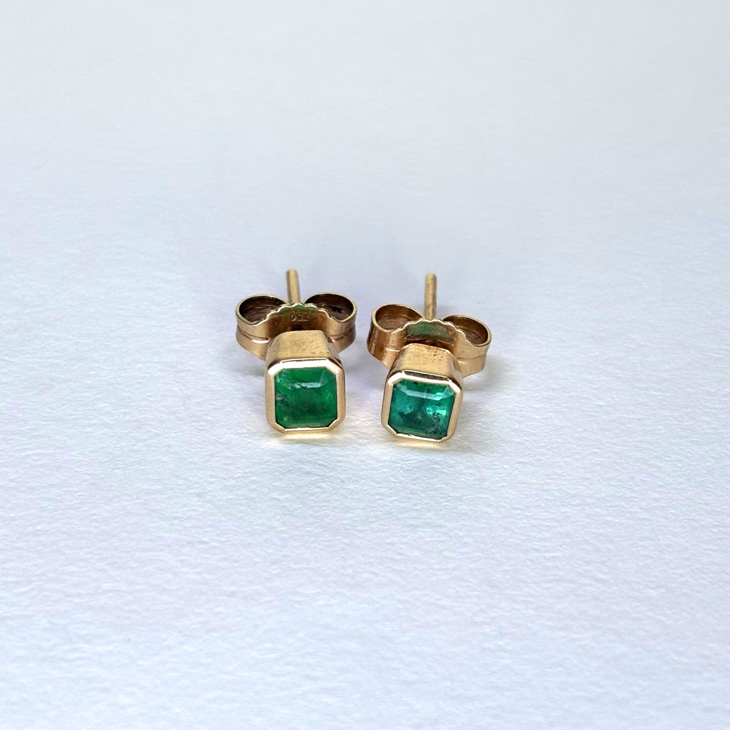 Aretes cuadrados de oro de 18k con esmeraldas naturales colombianas