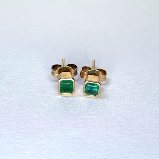Aretes cuadrados de oro de 18k con esmeraldas naturales colombianas