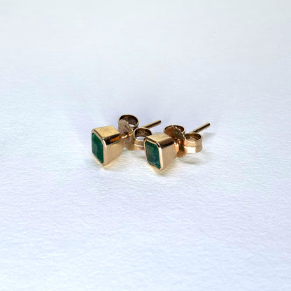 Aretes cuadrados de oro de 18k con esmeraldas naturales colombianas
