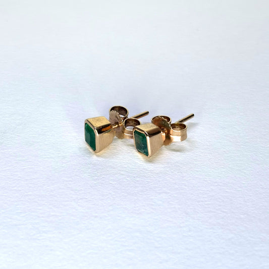 Aretes cuadrados de oro de 18k con esmeraldas naturales colombianas