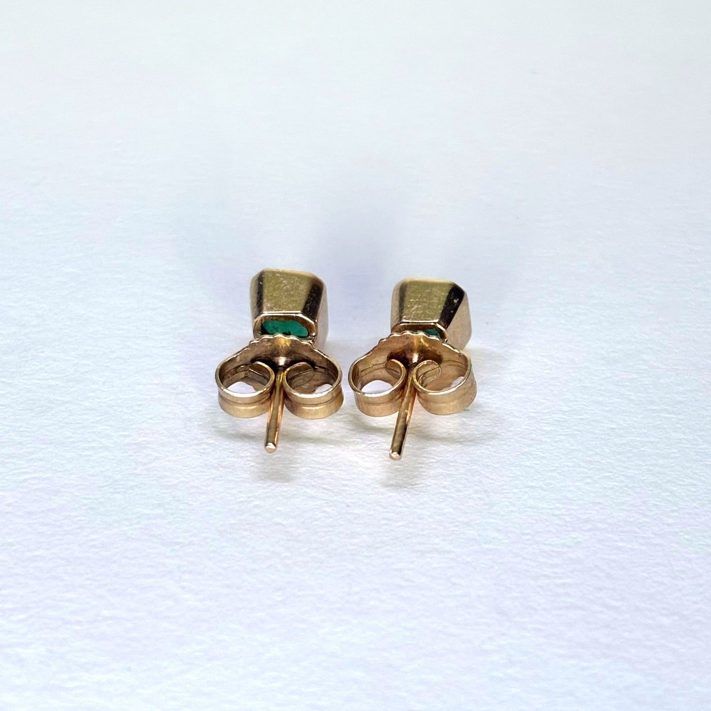 Aretes cuadrados de oro de 18k con esmeraldas naturales colombianas