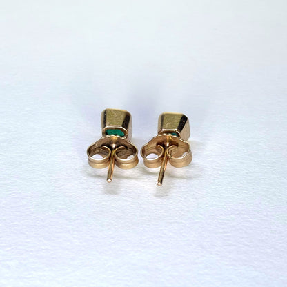 Aretes cuadrados de oro de 18k con esmeraldas naturales colombianas