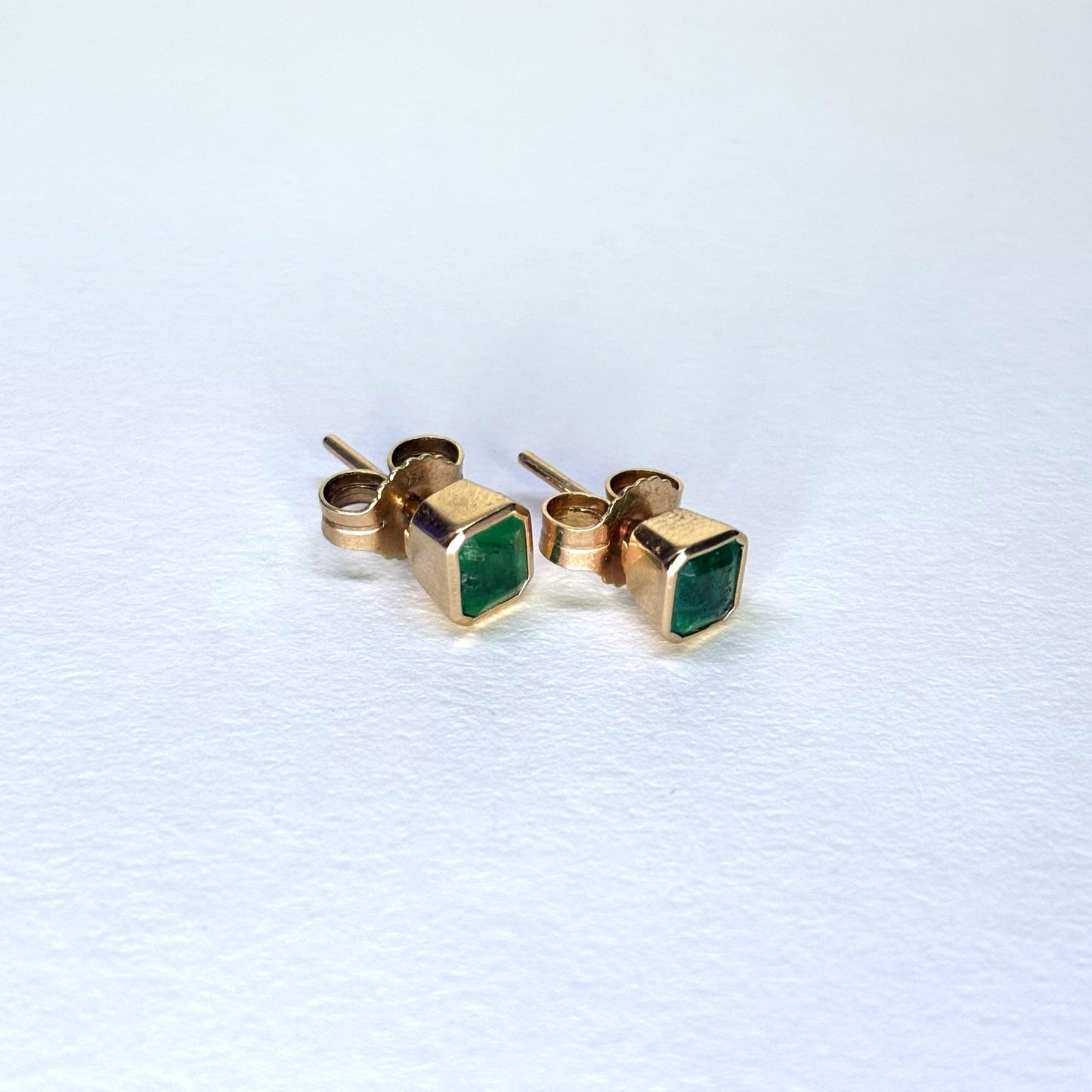 Aretes cuadrados de oro de 18k con esmeraldas naturales colombianas