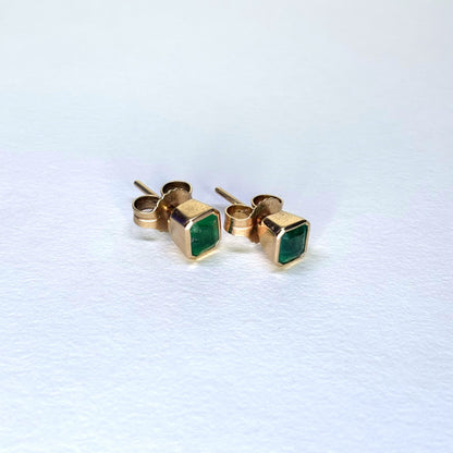 Aretes cuadrados de oro de 18k con esmeraldas naturales colombianas