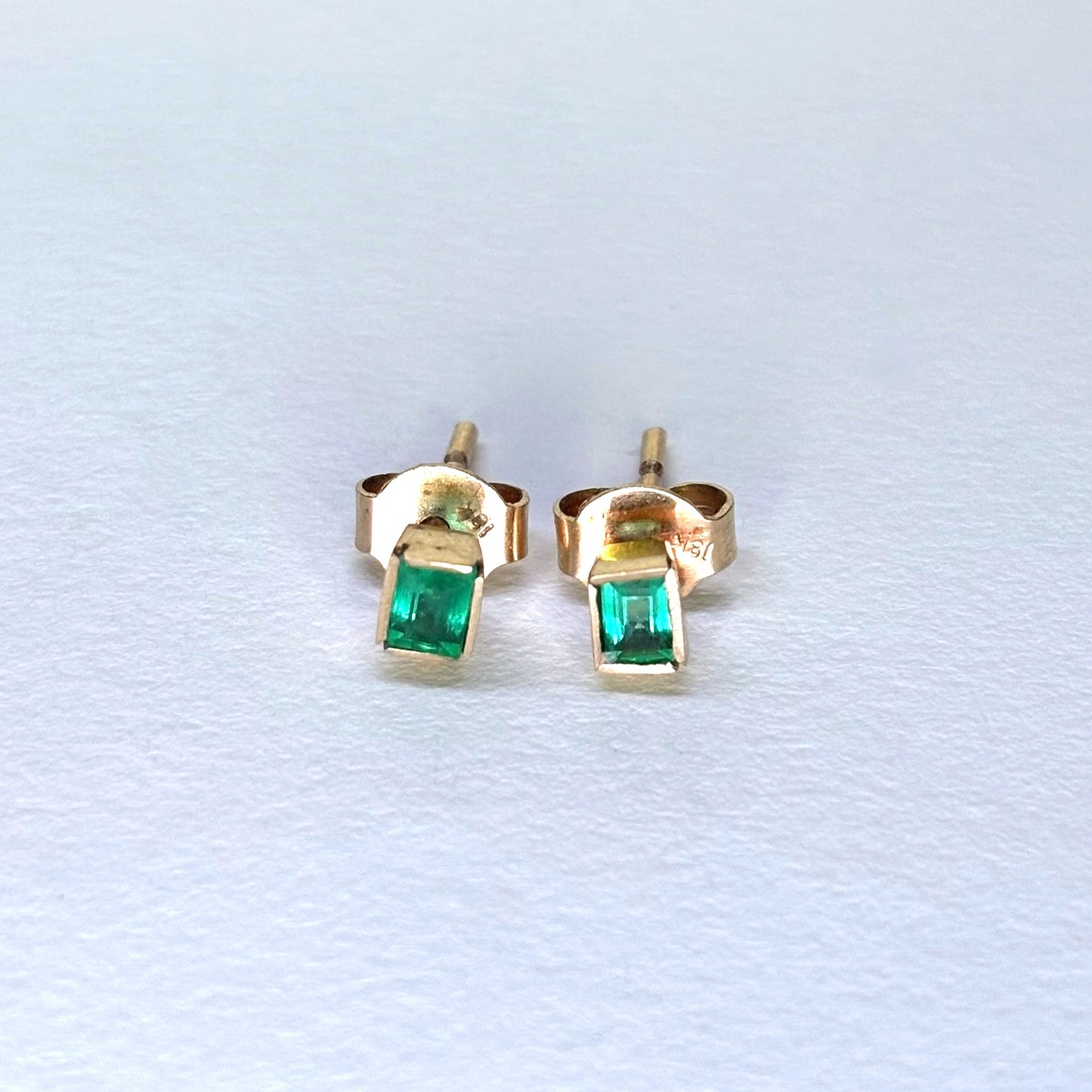 Aretes de oro de 18K con esmeraldas naturales