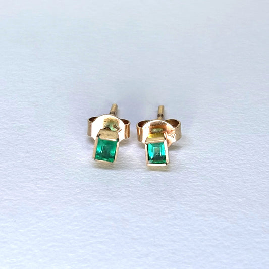 Aretes de oro de 18K con esmeraldas naturales