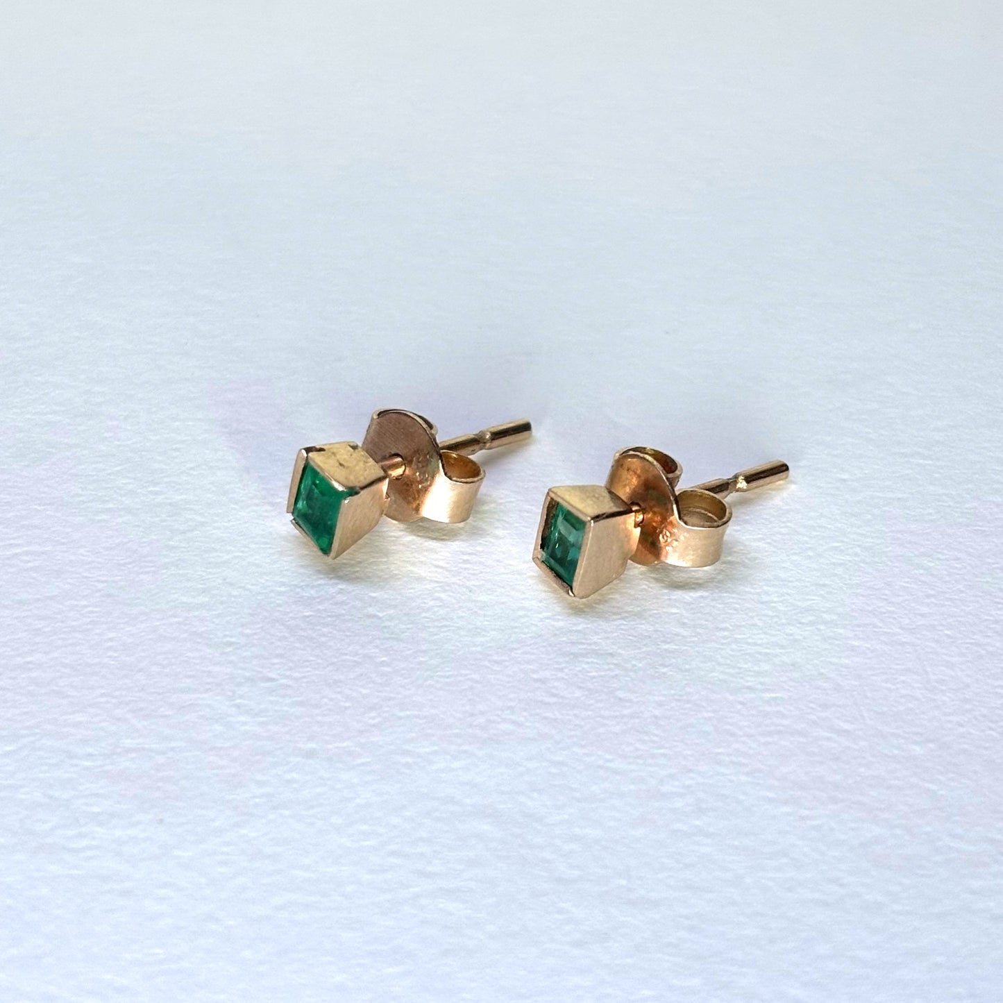 Aretes de oro de 18K con esmeraldas naturales