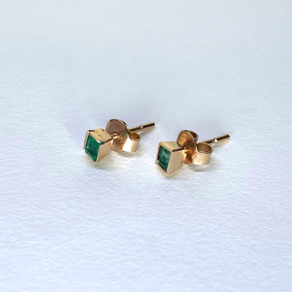 Aretes de oro de 18K con esmeraldas naturales