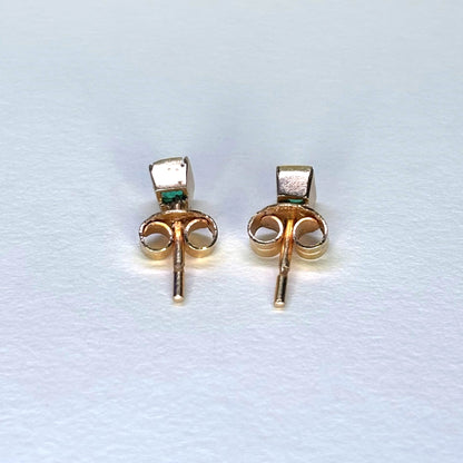 Aretes de oro de 18K con esmeraldas naturales