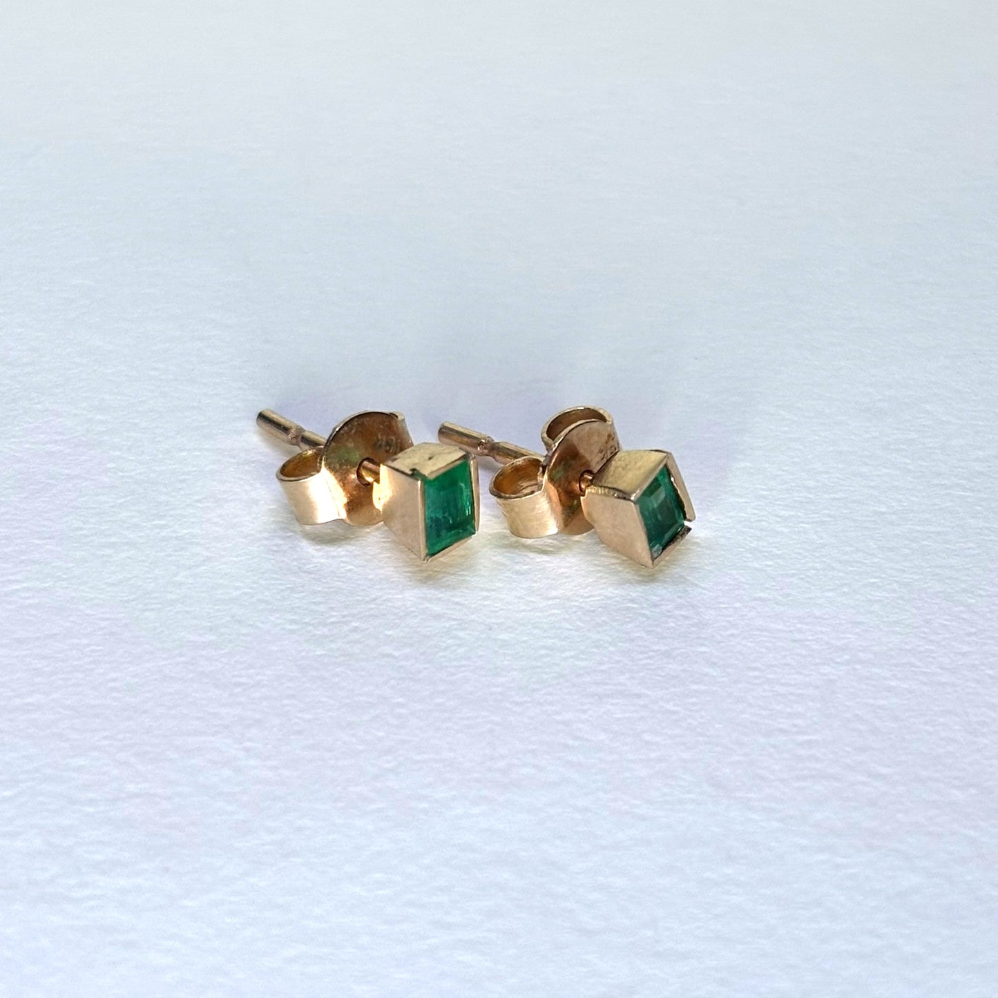 Aretes de oro de 18K con esmeraldas naturales