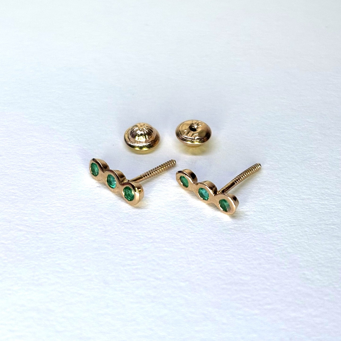 Aretes de oro de 18K con 3 esmeraldas  naturales