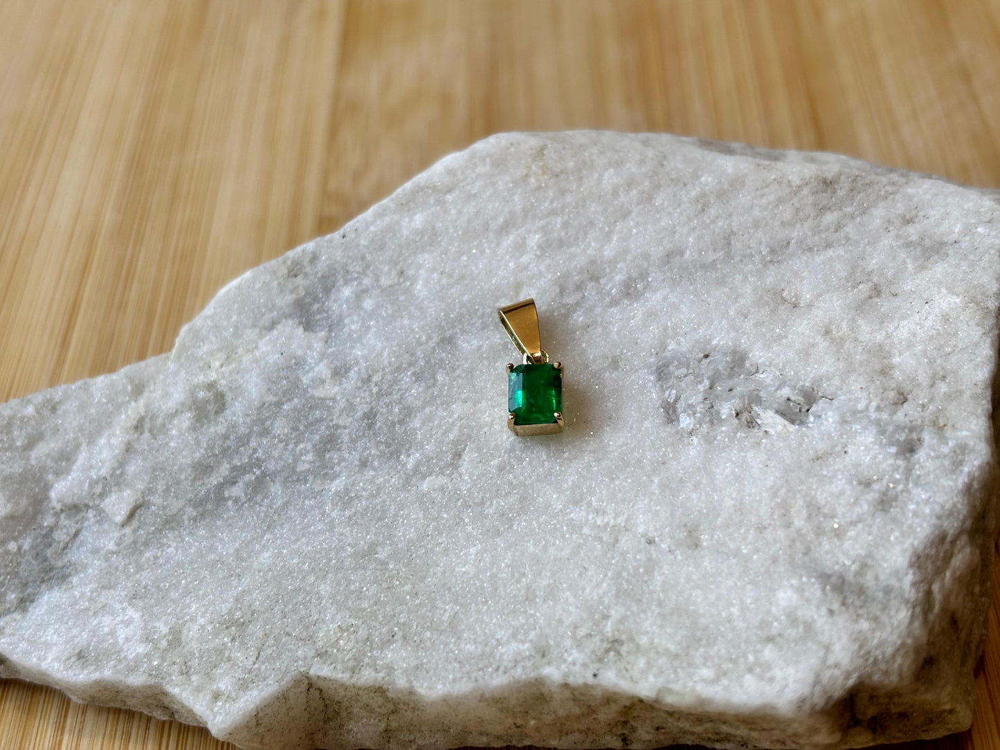 Dije de oro de 18k con esmeralda natural colombiana rectangular
