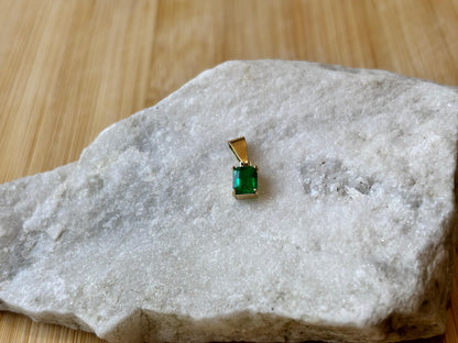 Dije de oro de 18k con esmeralda natural colombiana rectangular