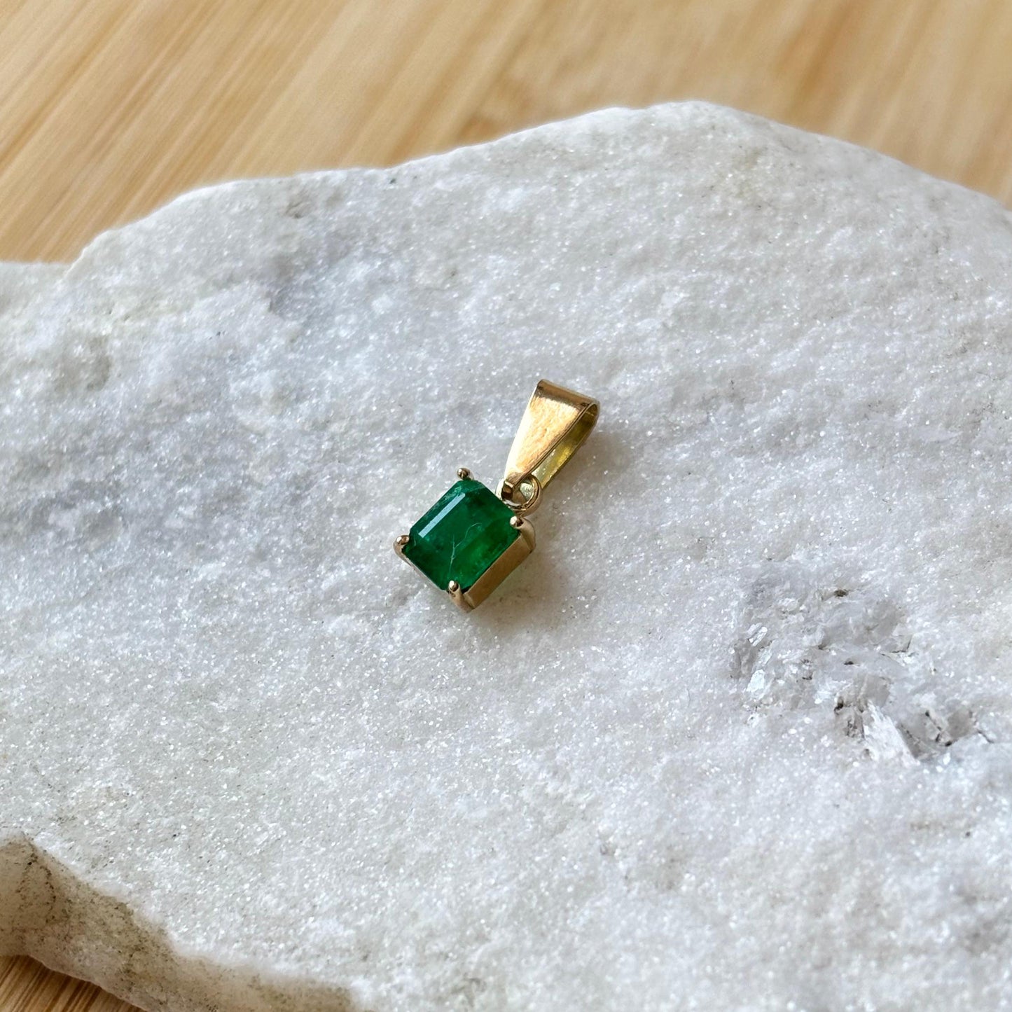 Dije de oro de 18k con esmeralda natural colombiana rectangular
