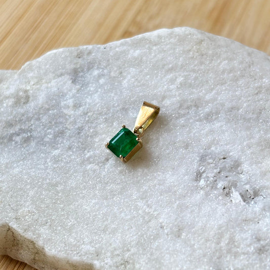 Dije de oro de 18k con esmeralda natural colombiana rectangular