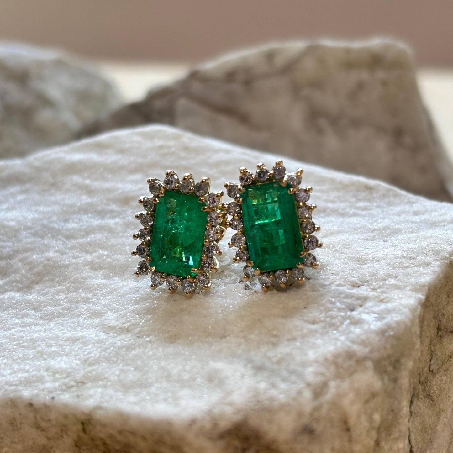aretes de girasol en oro de 18k con esmeralda natural colombiana y 18 diamantes naturales