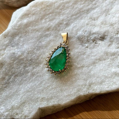 Dije de girasol en oro de 18k con esmeralda natural colombiana y 23 diamantes naturales