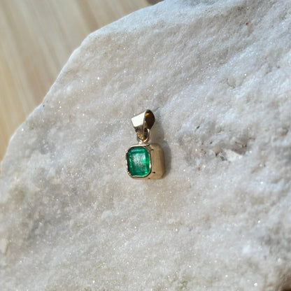 Dije de oro de 18k con esmeralda natural colombiana cuadrada
