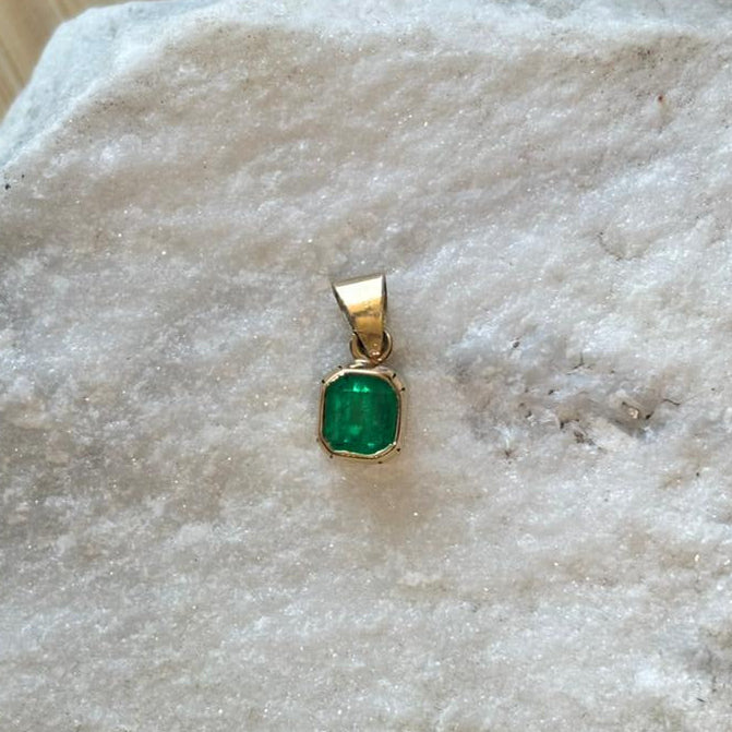 Dije de oro de 18k con esmeralda natural colombiana cuadrada