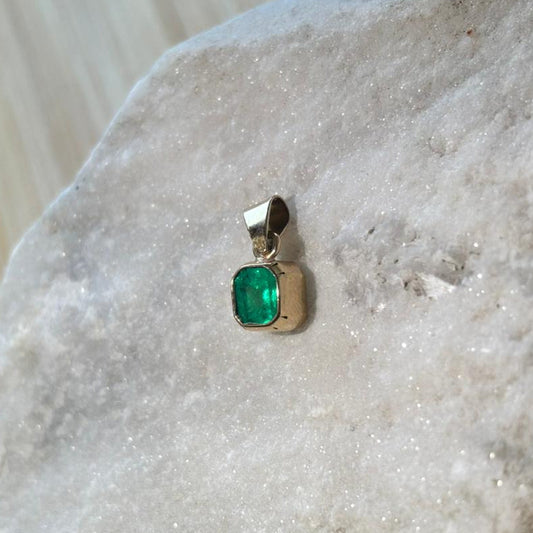 Dije de oro de 18k con esmeralda natural colombiana cuadrada