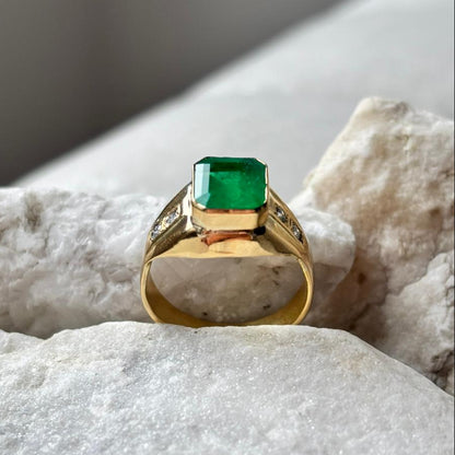 Anillo de oro para hombre con esmeralda natural colombiana y diamantes