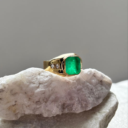 Anillo de oro para hombre con esmeralda natural colombiana y diamantes