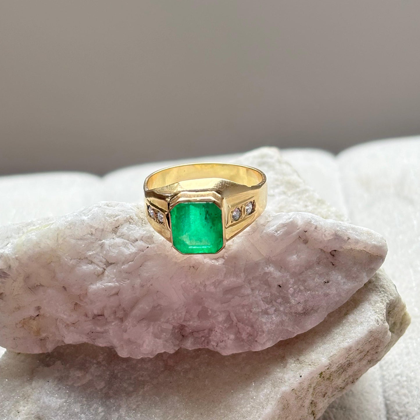 Anillo de oro para hombre con esmeralda natural colombiana y diamantes