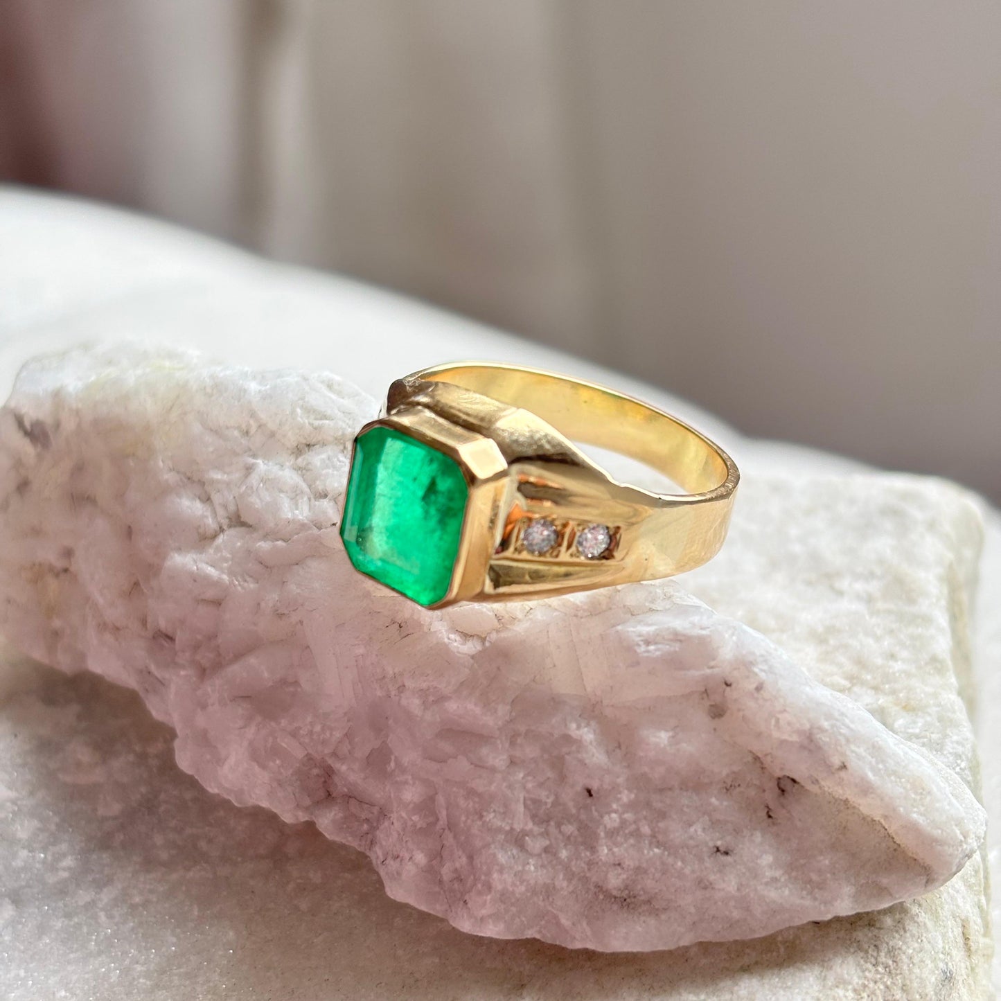 Anillo de oro para hombre con esmeralda natural colombiana y diamantes