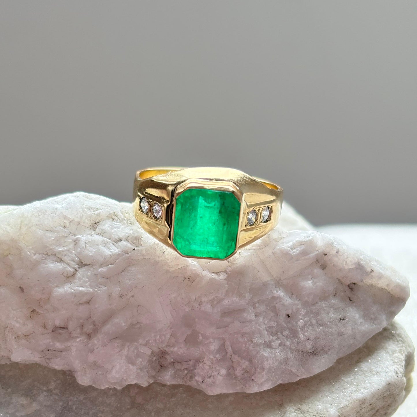Anillo de oro para hombre con esmeralda natural colombiana y diamantes
