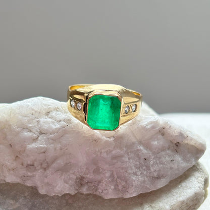 Anillo de oro para hombre con esmeralda natural colombiana y diamantes