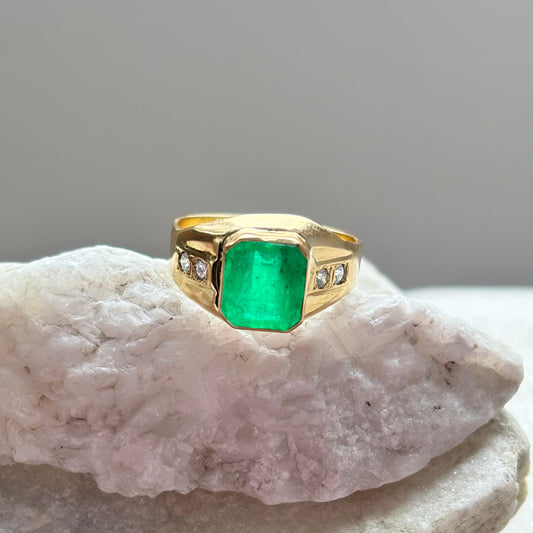 Anillo de oro para hombre con esmeralda natural colombiana y diamantes