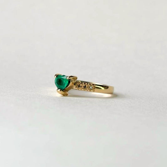 Anillo de oro de 18k con esmeralda natural colombiana en forma de corazon con 6 puntos de diamantes