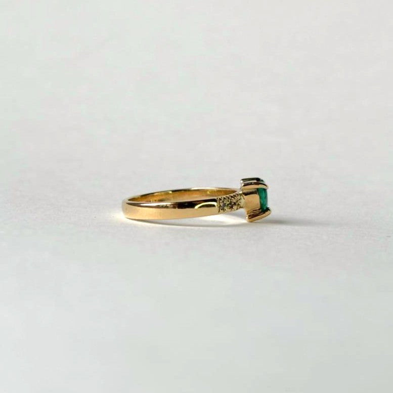 Anillo de oro de 18k con esmeralda natural colombiana en forma de corazon con 6 puntos de diamantes