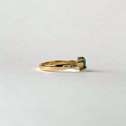 Anillo de oro de 18k con esmeralda natural colombiana en forma de corazon con 6 puntos de diamantes