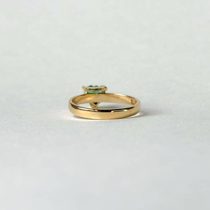 Anillo de oro de 18k con esmeralda natural colombiana en forma de corazon con 6 puntos de diamantes