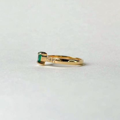 Anillo de oro de 18k con esmeralda natural colombiana en forma de corazon con 6 puntos de diamantes
