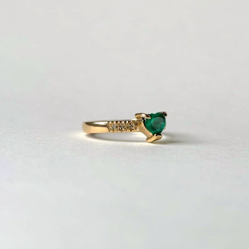 Anillo de oro de 18k con esmeralda natural colombiana en forma de corazon con 6 puntos de diamantes
