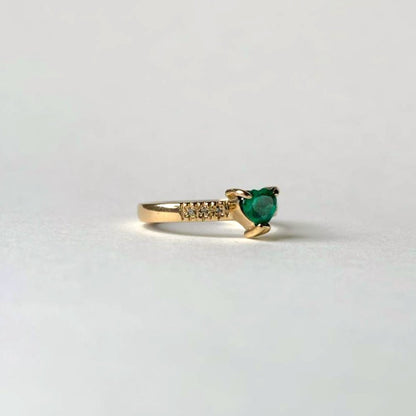 Anillo de oro de 18k con esmeralda natural colombiana en forma de corazon con 6 puntos de diamantes