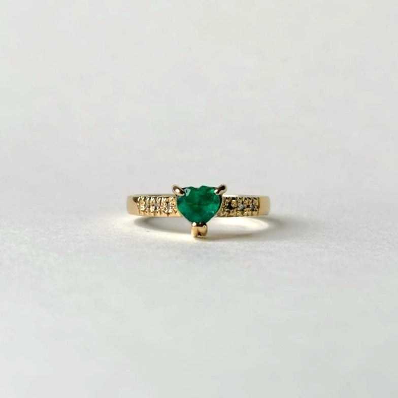 Anillo de oro de 18k con esmeralda natural colombiana en forma de corazon con 6 puntos de diamantes