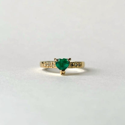 Anillo de oro de 18k con esmeralda natural colombiana en forma de corazon con 6 puntos de diamantes