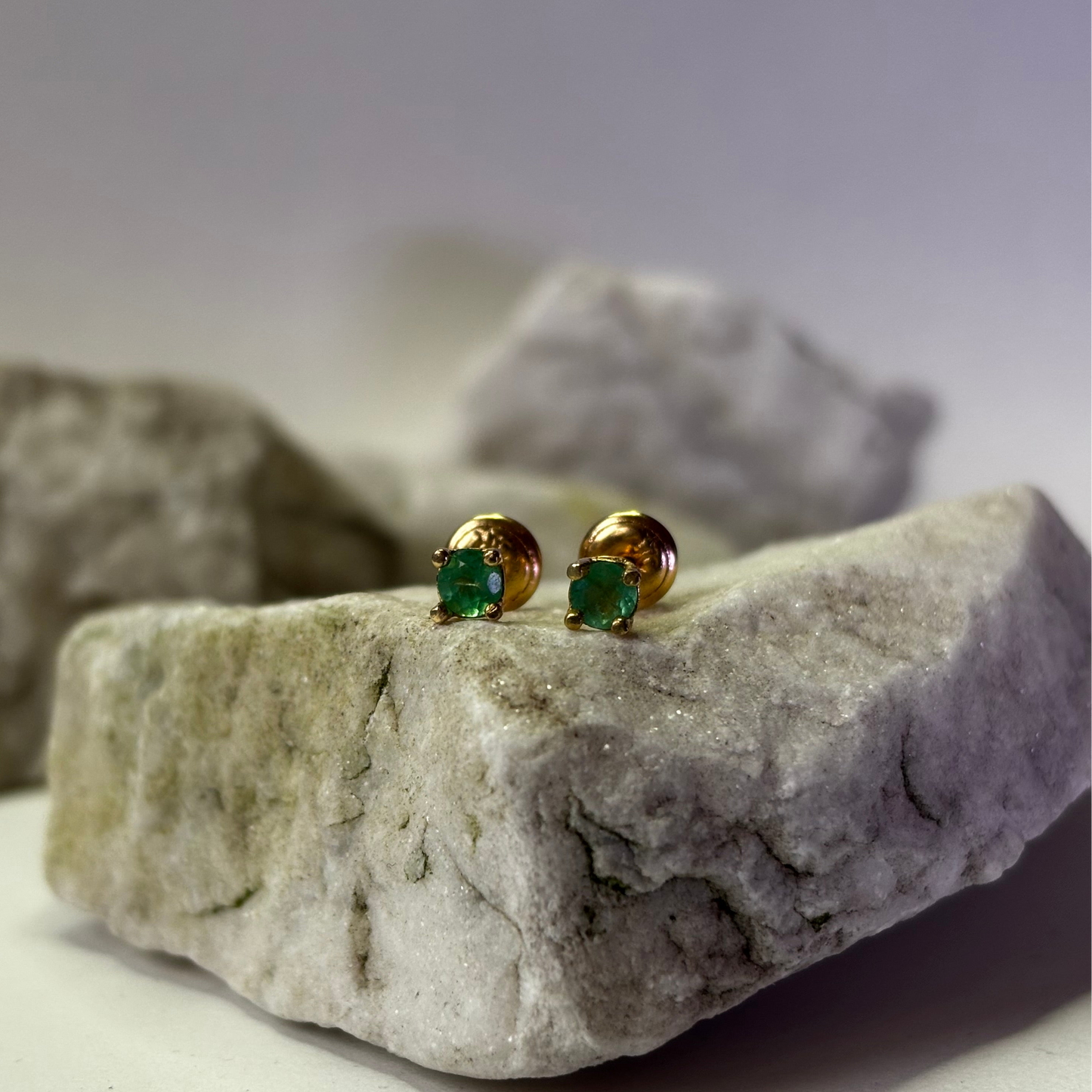 Aretes de oro de 18K con esmeraldas naturales