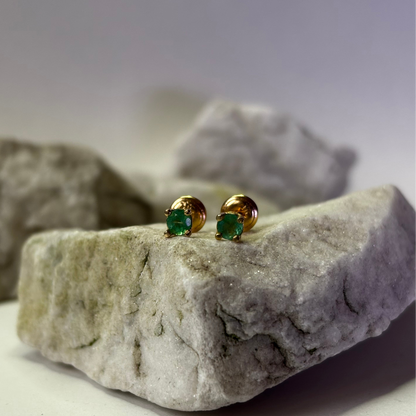 Aretes de oro de 18K con esmeraldas naturales