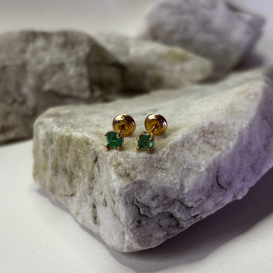 Aretes de oro de 18K con esmeraldas naturales