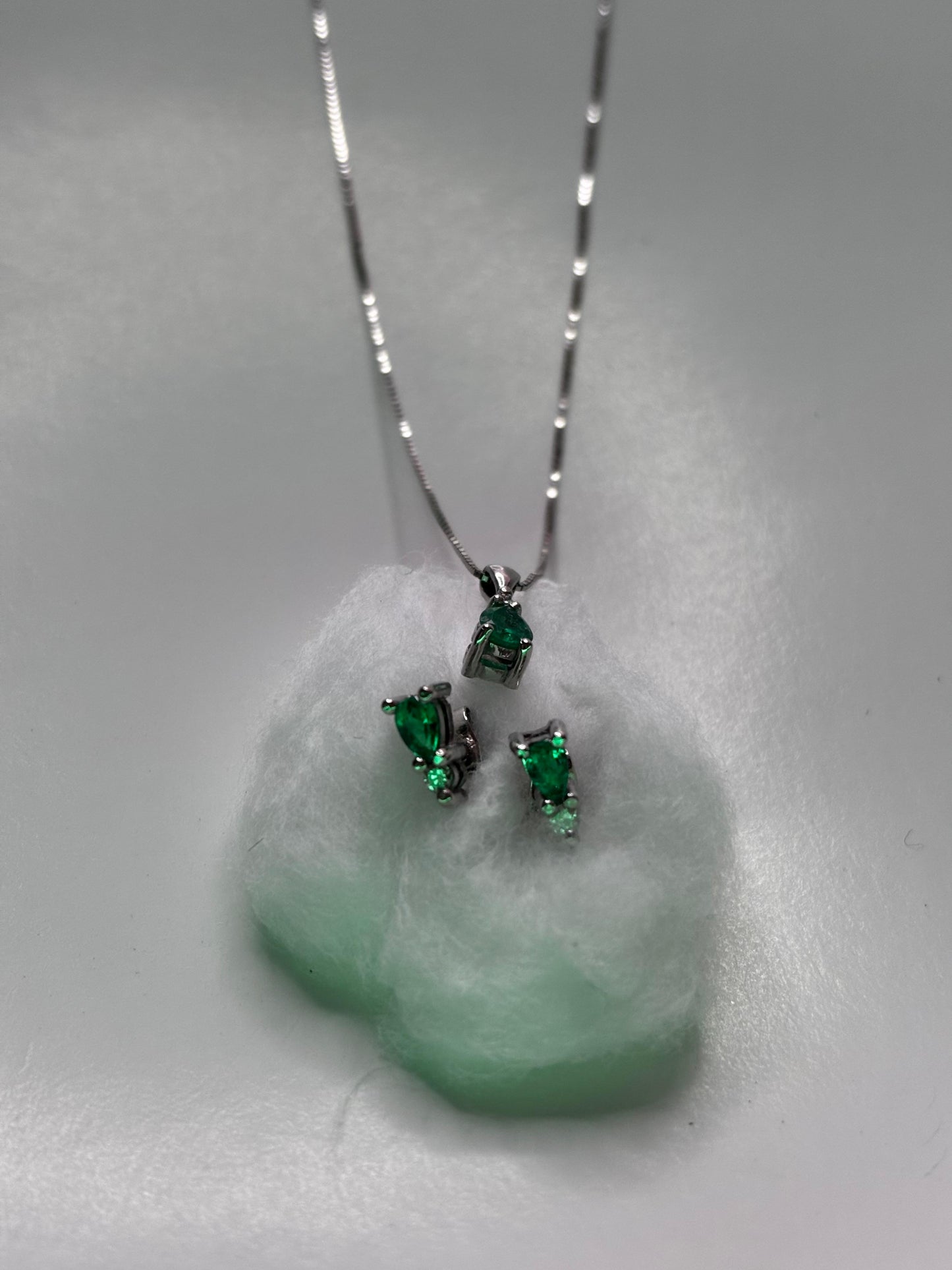 Aderezo collar y aretes esmeraldas con diamantes en oro de 18k